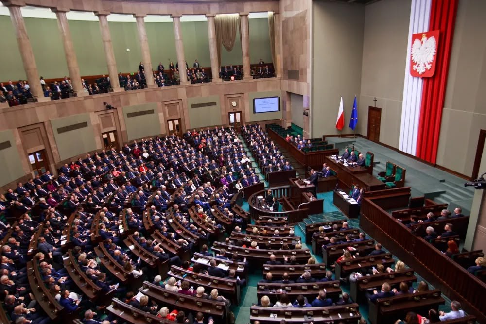 Sala posiedzeń Sejmu RP – głosowanie nad ustawą o pomocy Beneficjentom programu Czyste Powietrze, 8 października 2026